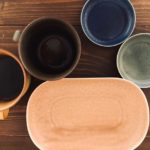 イイホシユミコのカップと丸いお皿と長方形のお皿の写真