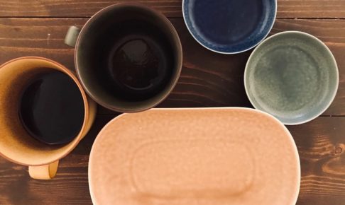 イイホシユミコのカップと丸いお皿と長方形のお皿の写真