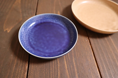 イイホシユミコの濃い目の青の豆皿と薄茶色の丸いお皿