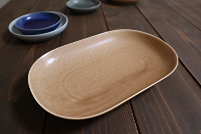 イイホシユミコのオーバル型の薄茶色のお皿