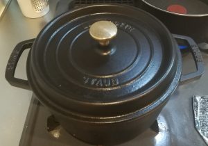 ストウブピコットラウンド黒22㎝のお鍋でお米を炊いているところ