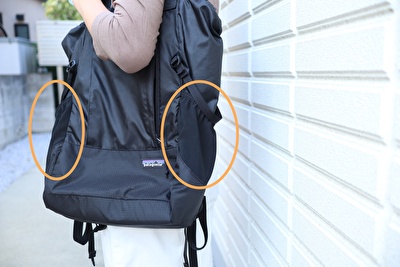 パタゴニアの黒いリュックの両サイドのポケットをオレンジの線で囲っている写真