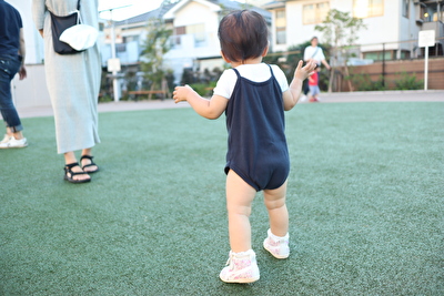 monmimiのキャミソールロンパースを着ている娘の写真