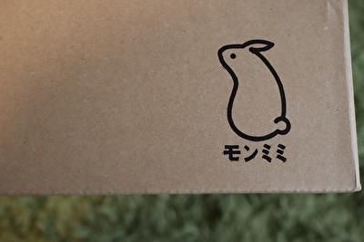 ウサギのイラストとモンミミと書かれている段ボールの写真