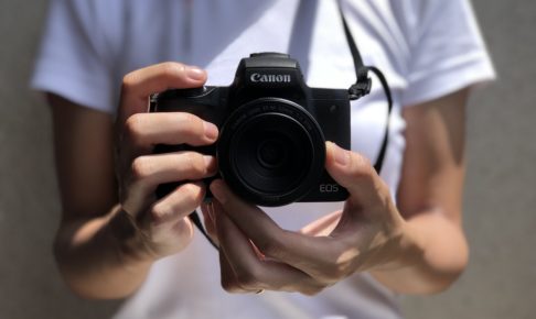 CanonKissmのカメラを持っている自分の写真