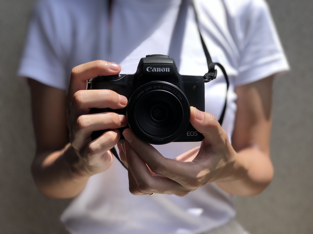 CanonKissmのカメラを持っている自分の写真