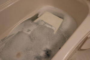 浴槽にオキシクリーン液とキレイにしたい小物を入れた写真