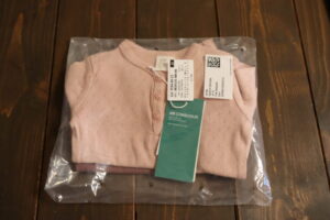 H&Mオンラインで購入したピンクのロンTを返品する際の袋の入れ方