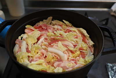 ストウブのラウンドココット22㎝で作った白菜と豚バラの重ね蒸しの蒸す前の写真