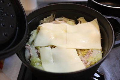 ストウブのラウンドココット22㎝で作った白菜と豚バラの重ね蒸しの上にとろけるチーズを重ねた写真