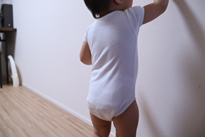ボンポワンの半袖ボディ肌着12Mサイズを1歳6か月の娘に着せて後ろから撮った写真