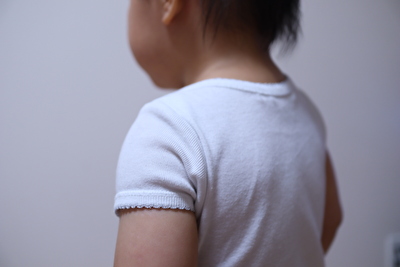 ボンポワンの半袖ボディ肌着12Mサイズを1歳6か月の娘に着せて袖部分をアップにして撮った写真