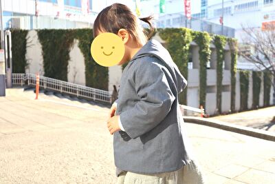 2歳7カ月になってMAKIEのGASAジャケット2Yサイズを着ている娘の姿