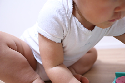 ボンポワンの半袖ボディ肌着12Mサイズを1歳6か月の娘に着せて上半身をアップして撮った写真