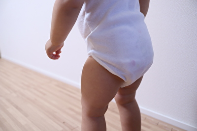 ボンポワンの半袖ボディ肌着12Mサイズを1歳6か月の娘に着せて足回り部分を撮った写真