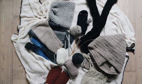 毛糸の帽子や靴下やセーターが置いてある写真