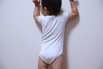 ボンポワンの半袖ボディ肌着12Mサイズを1歳6か月の娘に着せて真後ろから撮った写真