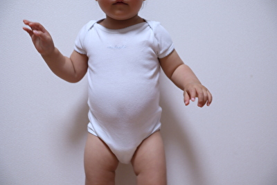 ボンポワンの半袖ボディ肌着12Mサイズを1歳6か月の娘に着せて真正面から撮った写真
