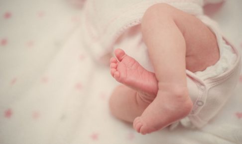 赤ちゃんの足が交差している写真