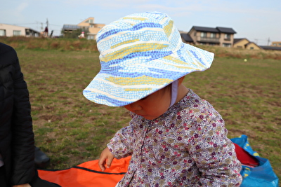 パタゴニアの帽子を娘がかぶっている写真