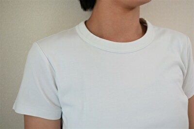 ユニクロUの白いTシャツの首元の着用感