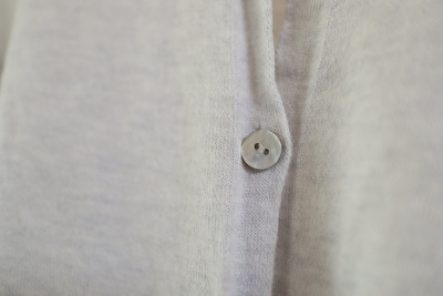 evamevaの綿の薄いグレーのカーディガンのボタンのアップ