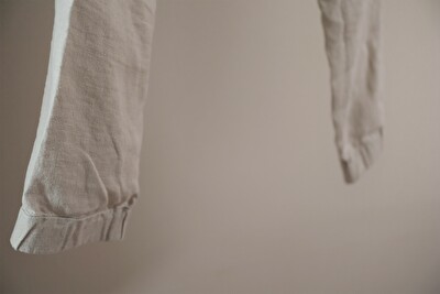 evamevaのベージュの麻のパンツの裾部分