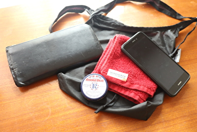 モンベルのU.L.MONOポーチSサイズの黒いサコッシュに入れているお財布とタオルとリップとケータイ
