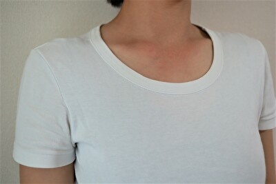 プチバトーの白いTシャツの首元の着用感