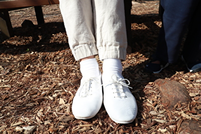 CROWNの白い靴を履いている自分の足元