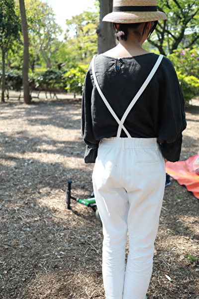 アトリエナルセの白いコットンのサロペットを着ている自分の後ろからの写真