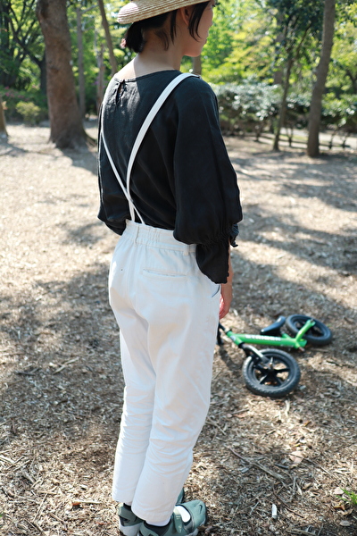 アトリエナルセの白いコットンのサロペットを着ている自分の斜め後ろからの写真