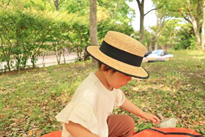 ZARABABYの1-3歳用の麦わら帽子をかぶっている娘