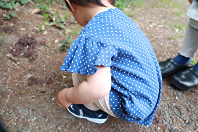 ZARABABYの青いドット柄のTシャツを着ている娘の後ろ姿の写真