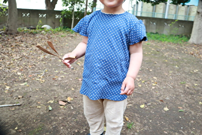 ZARABABYの青いドット柄のTシャツを着ている娘の写真