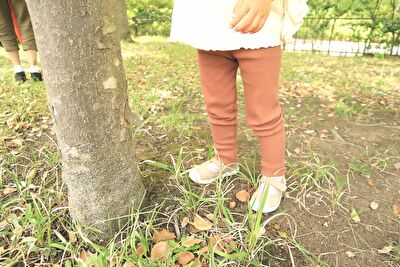 シエンタキッズのベルクロストラップのベージュの靴を履いている娘の足元の写真