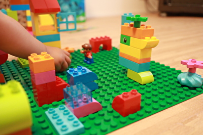 レゴのデュプロで遊んでいる娘の手元の写真