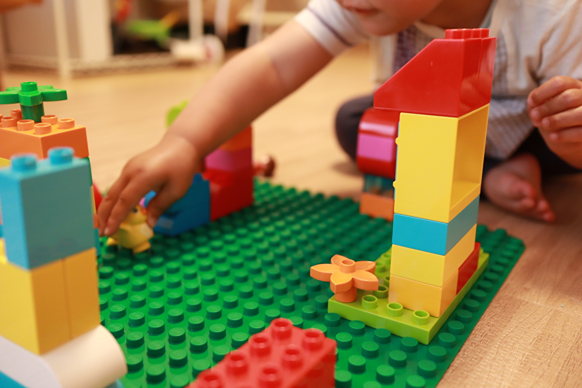 2歳の娘がお誕生日プレゼントでもらったレゴで遊んでいる写真