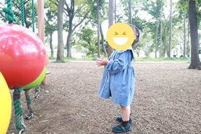 ZARABABYの3-4歳用の水色のワンピースを着ている娘の横から撮った写真
