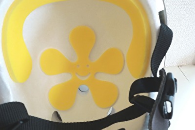 nicco×こどもビームスの茶色いヘルメットの内側部分のお花のにこちゃんのパッドのアップの写真