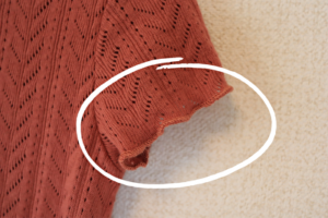 zarababyで購入したオレンジのかぎ針編みのトップスの袖口部分