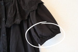 zarababyで購入した黒の刺繍入りブラウスの袖口部分