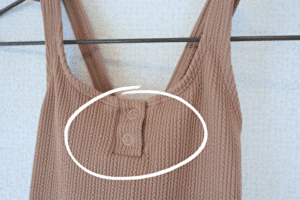 ZARABABYで購入した薄い茶色の水着の胸元のボタン